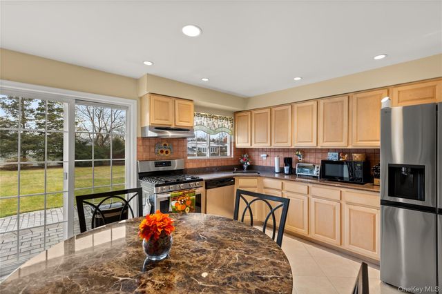 6 Sunny Lane, Bay Shore, NY 11706