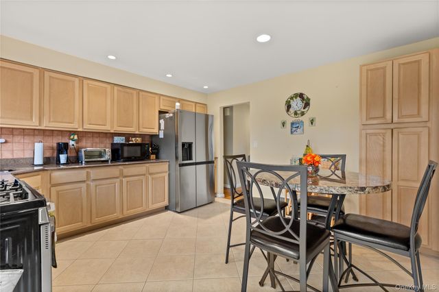 6 Sunny Lane, Bay Shore, NY 11706