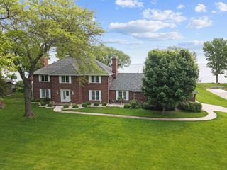 1370 RAHR AVENUE, Oshkosh, WI 54901