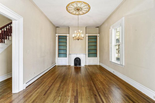 915 11th St, Sacramento, CA 95814