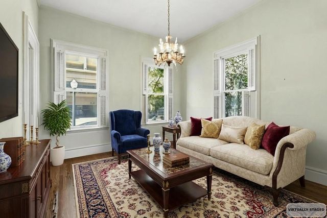 915 11th St, Sacramento, CA 95814