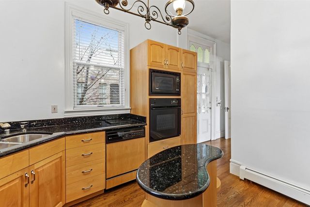 915 11th St, Sacramento, CA 95814