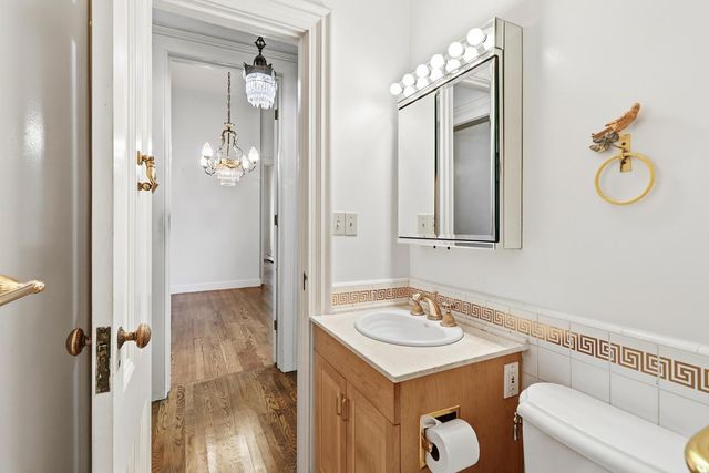 915 11th St, Sacramento, CA 95814