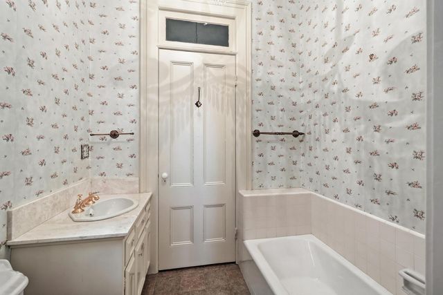 915 11th St, Sacramento, CA 95814