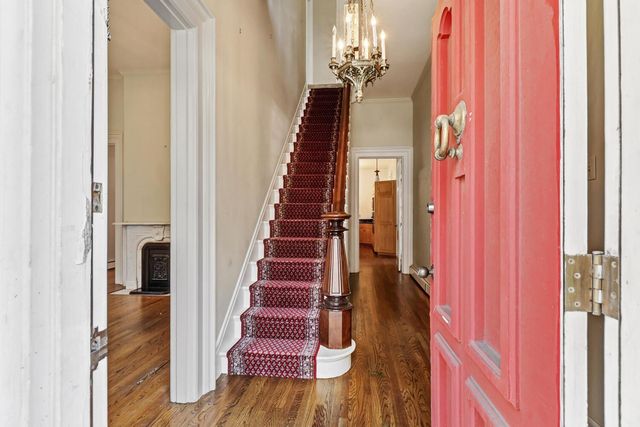 915 11th St, Sacramento, CA 95814