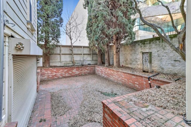 915 11th St, Sacramento, CA 95814