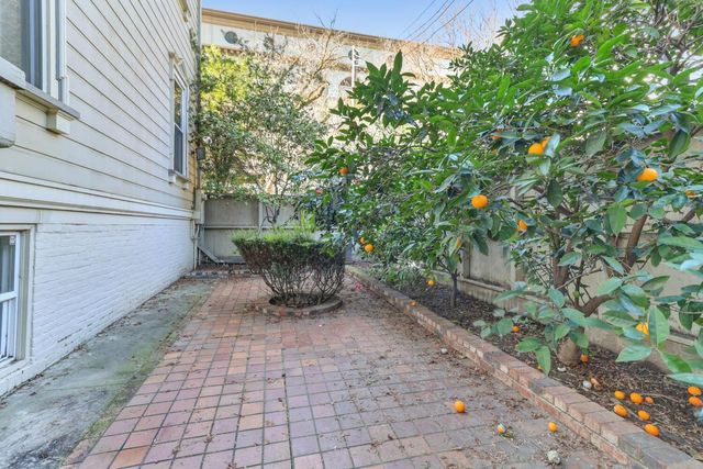 915 11th St, Sacramento, CA 95814