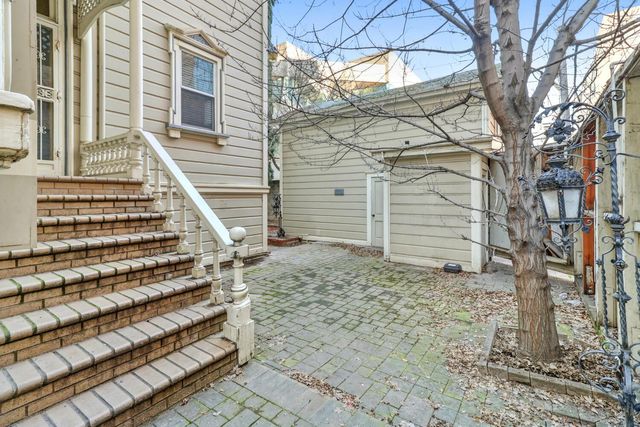 915 11th St, Sacramento, CA 95814