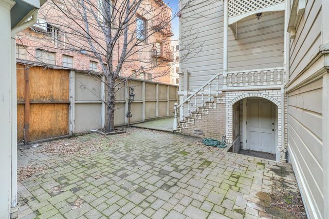 915 11th St, Sacramento, CA 95814