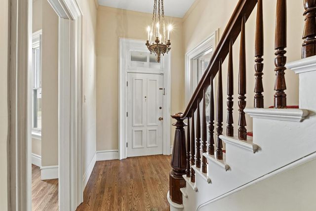 915 11th St, Sacramento, CA 95814