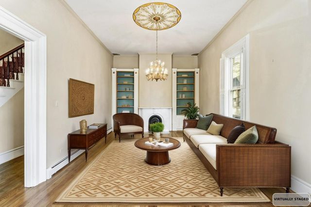 915 11th St, Sacramento, CA 95814