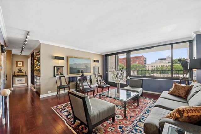 1555 N Sandburg Terrace 305K, Chicago, IL 60610
