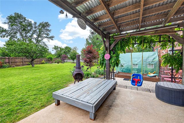 4 Grassland Court, Bentonville, AR 72712