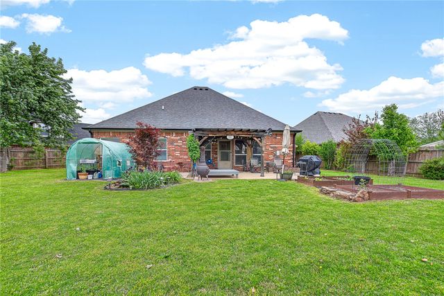 4 Grassland Court, Bentonville, AR 72712
