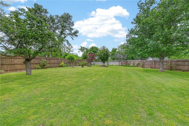 4 Grassland Court, Bentonville, AR 72712
