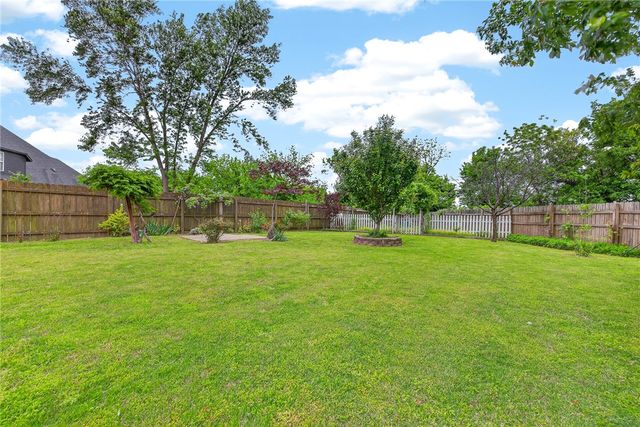 4 Grassland Court, Bentonville, AR 72712