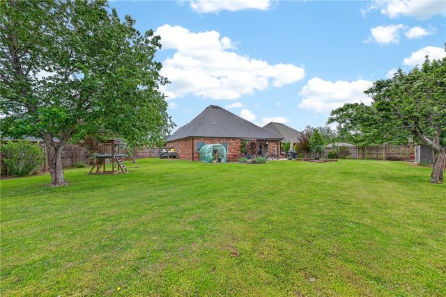 4 Grassland Court, Bentonville, AR 72712