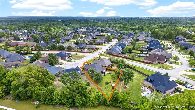 4 Grassland Court, Bentonville, AR 72712