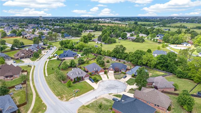4 Grassland Court, Bentonville, AR 72712
