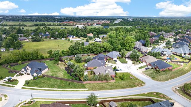 4 Grassland Court, Bentonville, AR 72712