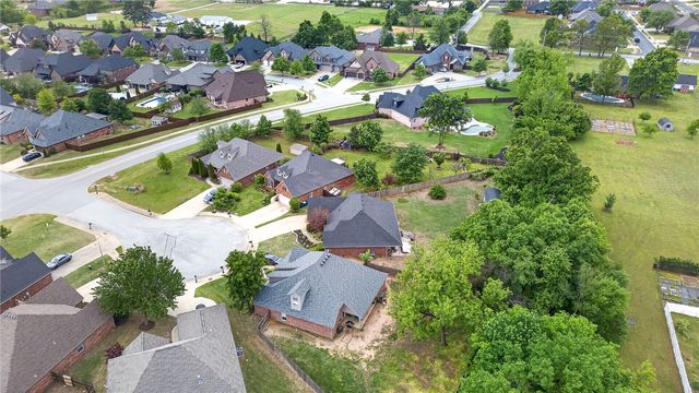 4 Grassland Court, Bentonville, AR 72712