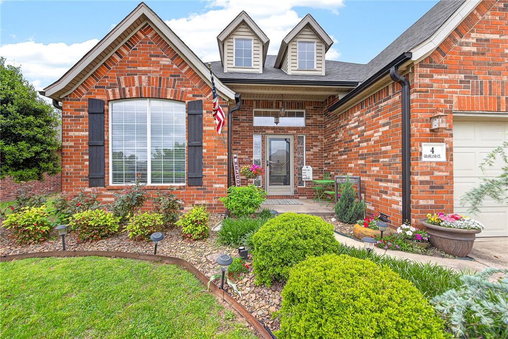 4 Grassland Court, Bentonville, AR 72712