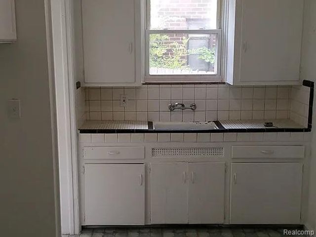 11007 Beaconsfield Street, Detroit, MI 48224