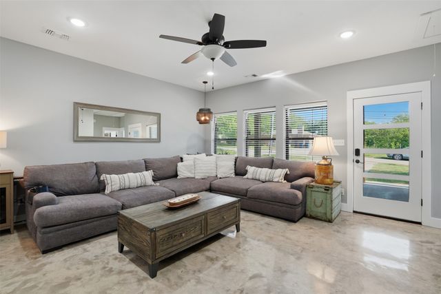 512 W Locust Street, Whitewright, TX 75491