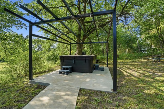 512 W Locust Street, Whitewright, TX 75491