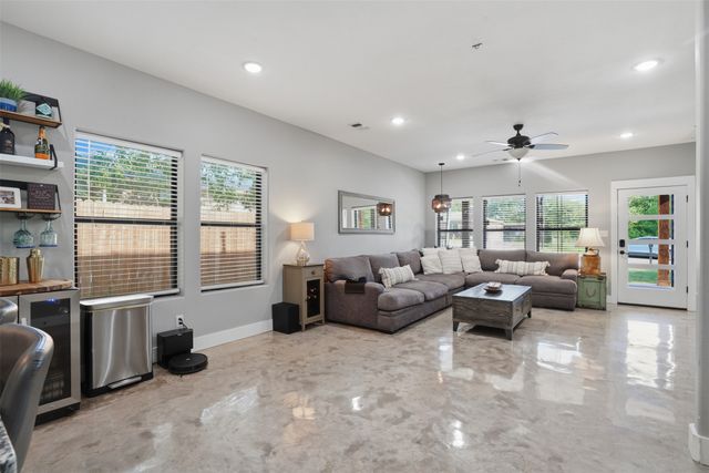 512 W Locust Street, Whitewright, TX 75491