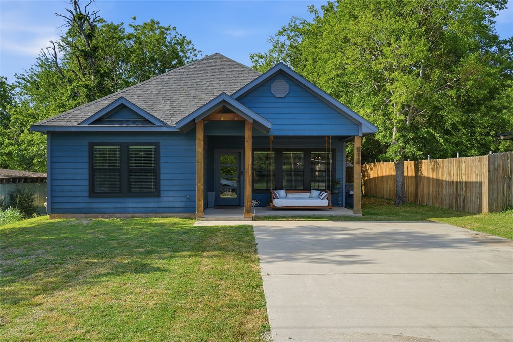 512 W Locust Street, Whitewright, TX 75491