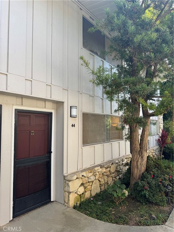 Image 2 of property listing at 4040 Grand View 44, Los Angeles, CA 90066