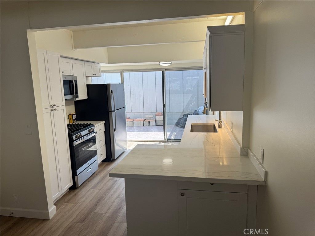 Image 6 of property listing at 4040 Grand View 44, Los Angeles, CA 90066