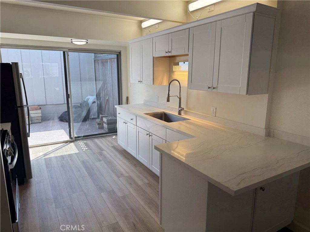 Image 7 of property listing at 4040 Grand View 44, Los Angeles, CA 90066