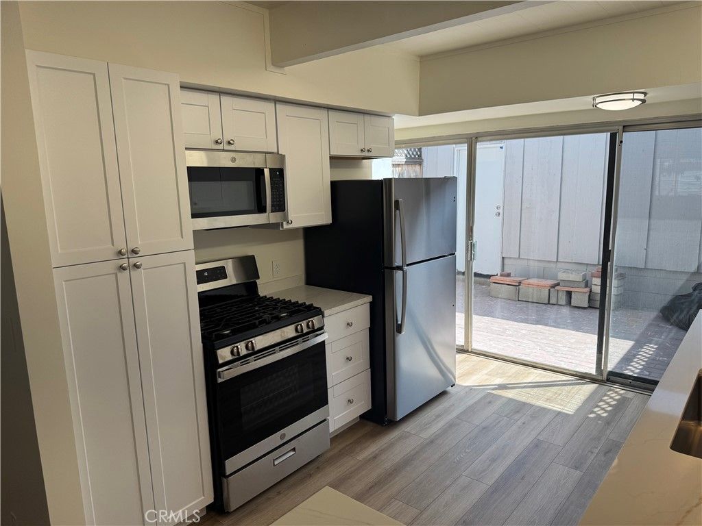 Image 9 of property listing at 4040 Grand View 44, Los Angeles, CA 90066
