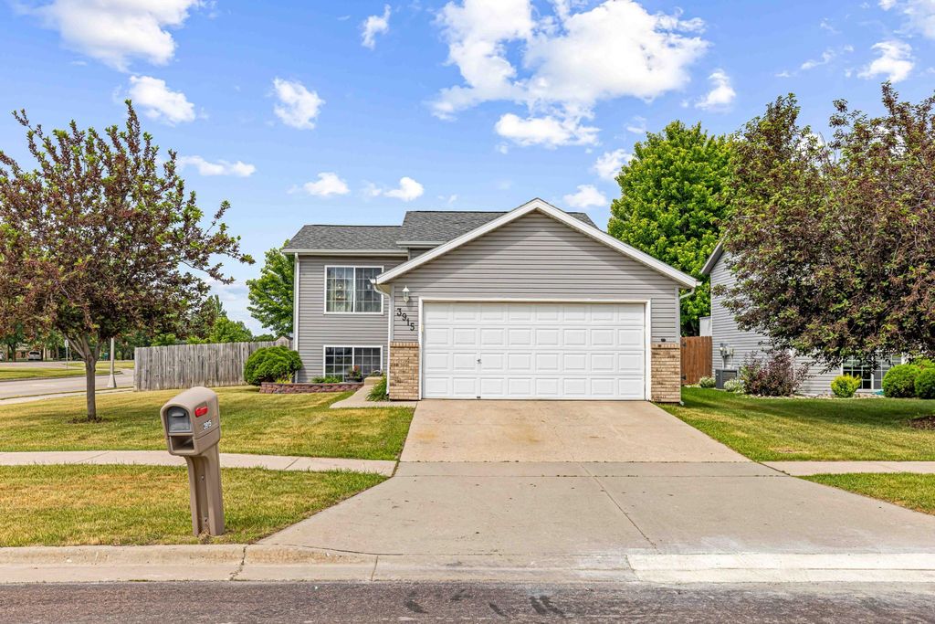 3915 34th Street S, Fargo, ND 58104