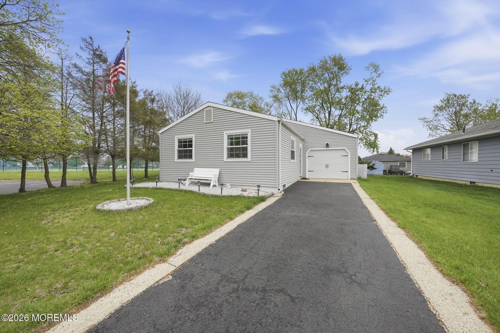 14 Picasso Court, Toms River, NJ 08757