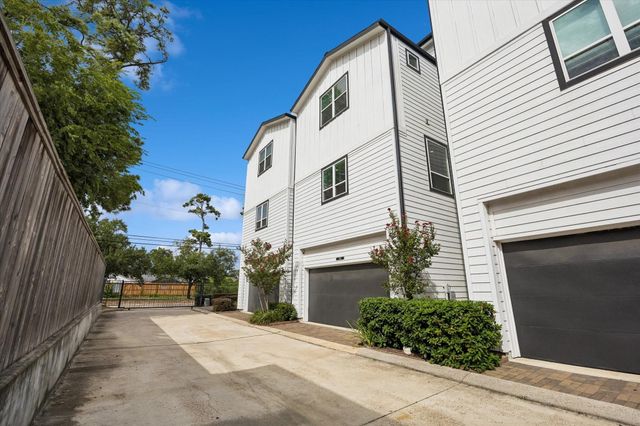 2491 W 11th Street, Houston, TX 77008