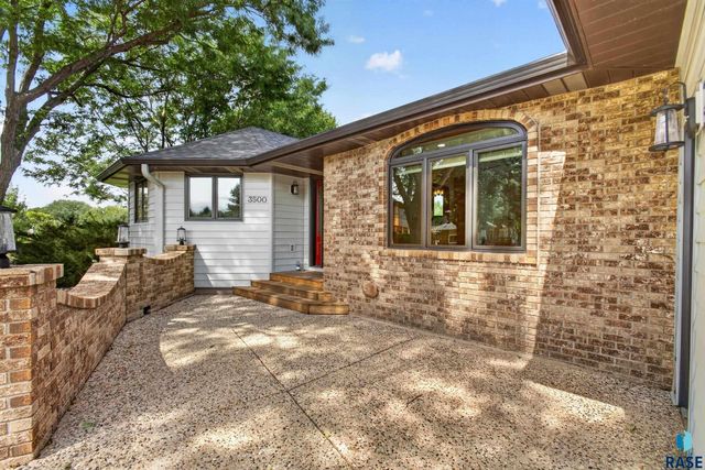 3500 S Marson Manor Cir Circle, Sioux Falls, SD 57103