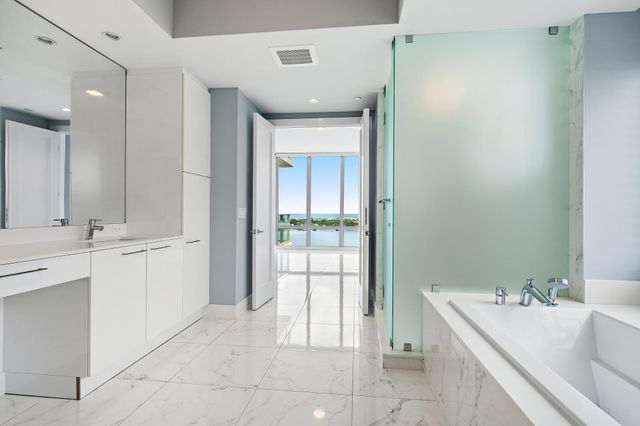 1 Water Club Way 1604, North Palm Beach, FL 33408