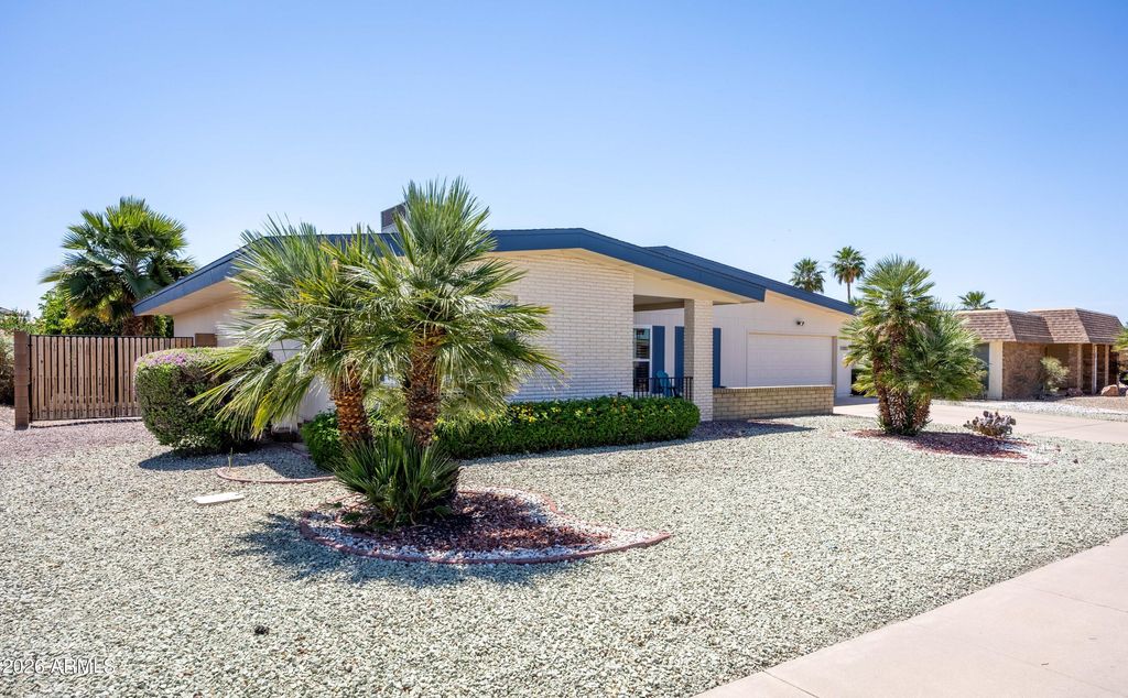 Image 3 of property listing at 10833 W ACACIA Drive, Sun City, AZ 85373
