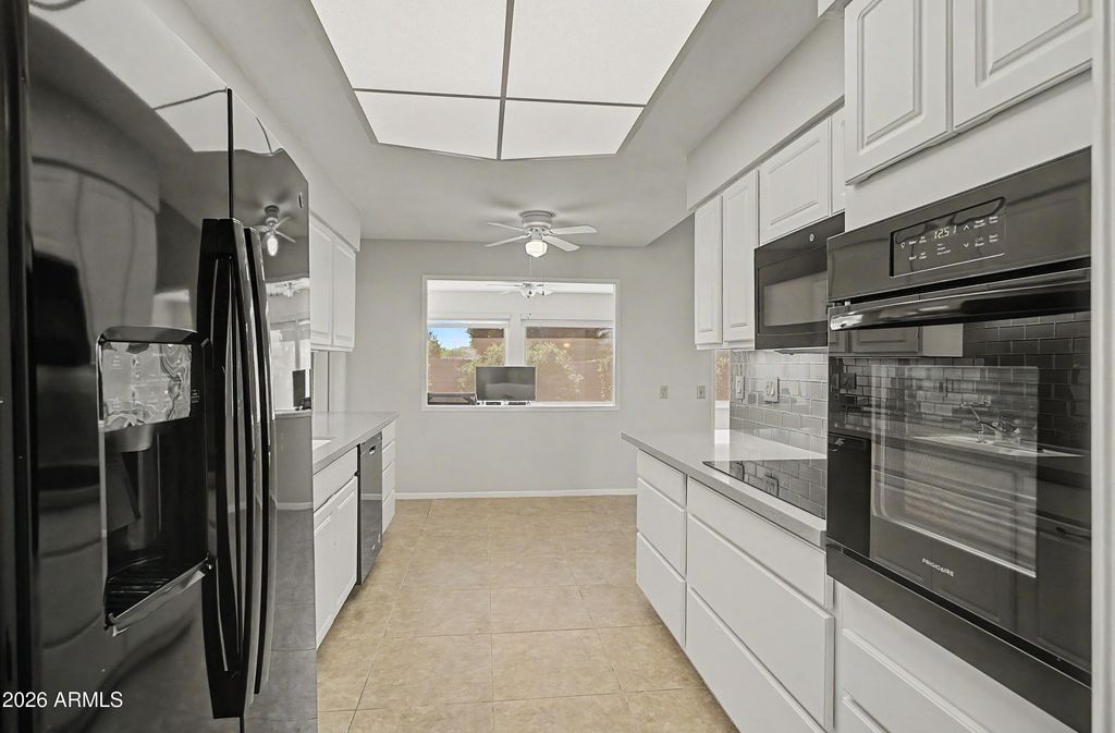 Image 7 of property listing at 10833 W ACACIA Drive, Sun City, AZ 85373