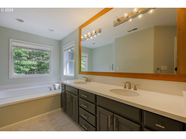 7632 Sw RUBY Ter, Portland, OR 97219