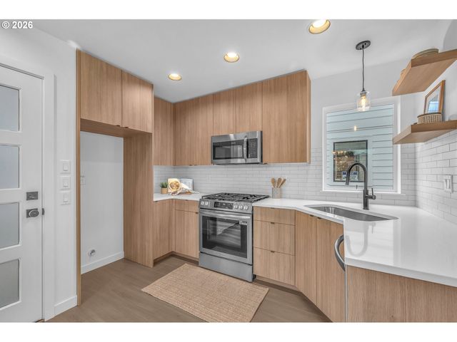 6491 Se RAMONA St B, Portland, OR 97206