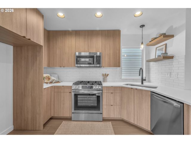 6491 Se RAMONA St B, Portland, OR 97206