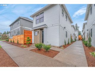 6491 Se RAMONA St B, Portland, OR 97206