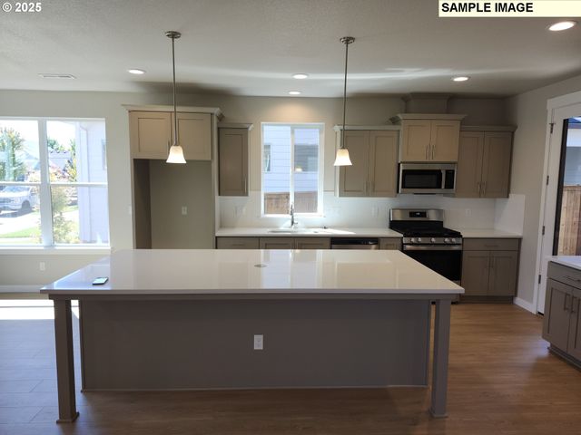 650 Magnolia Ave 38, Woodburn, OR 97071