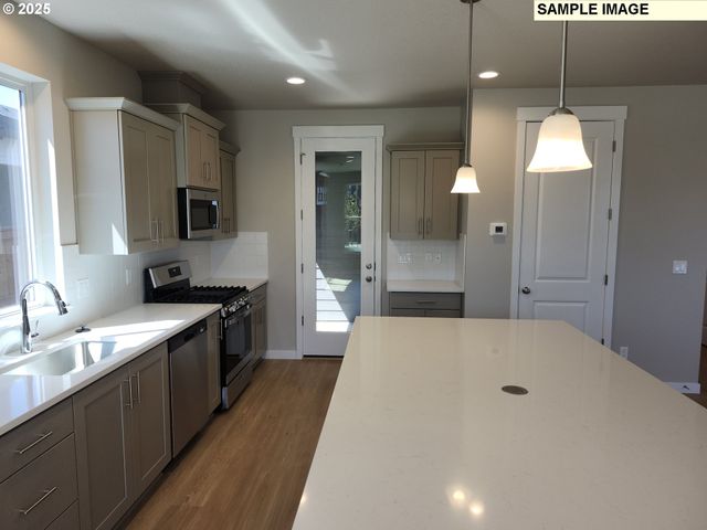 650 Magnolia Ave 38, Woodburn, OR 97071