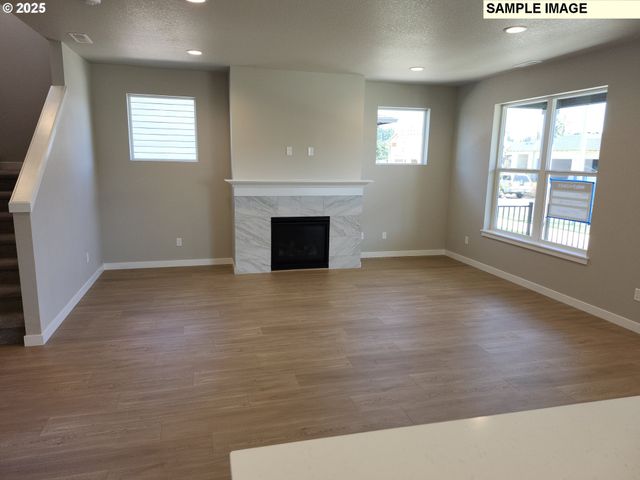 650 Magnolia Ave 38, Woodburn, OR 97071