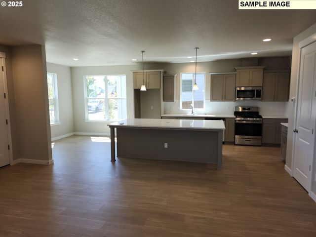 650 Magnolia Ave 38, Woodburn, OR 97071